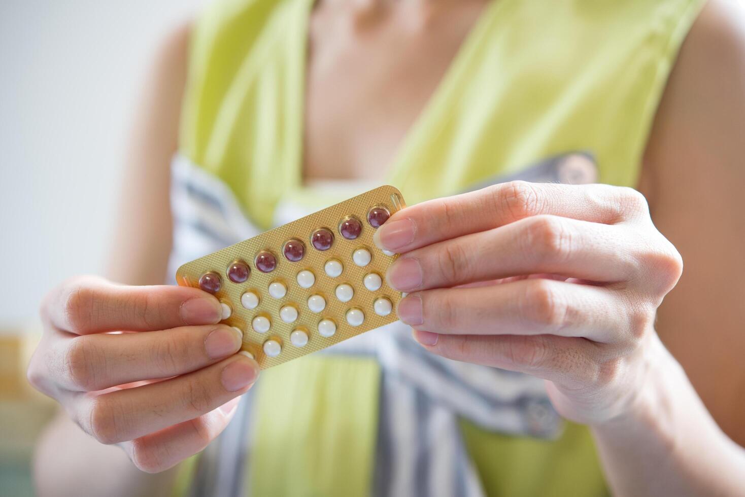 vrouw hand met een anticonceptiepaneel voorkomen zwangerschap foto