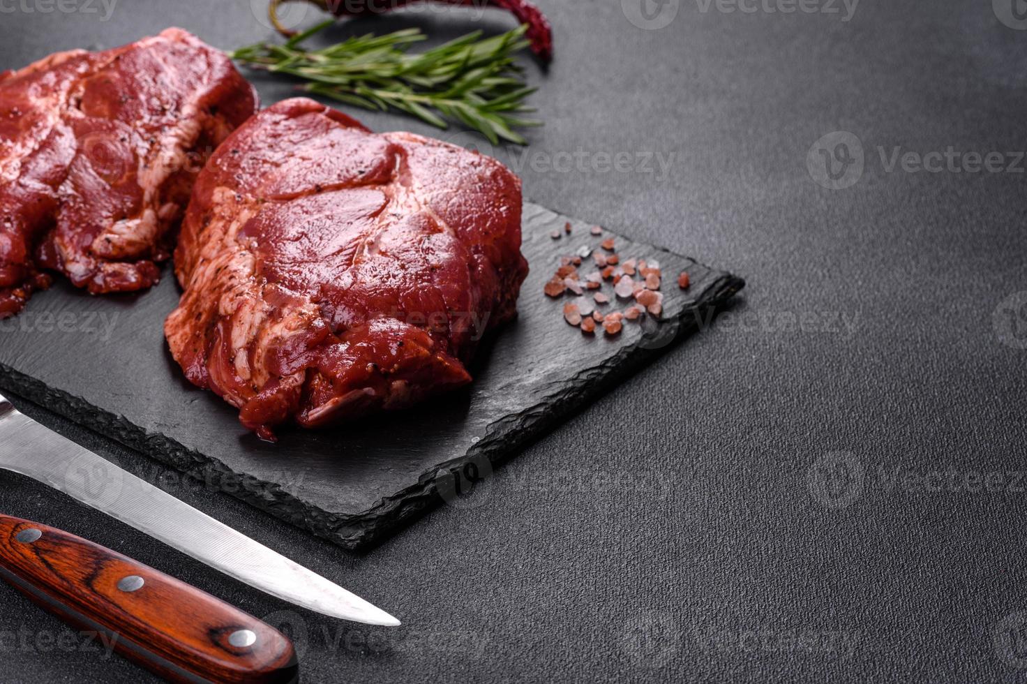 groot stuk varkensvlees rauw vlees klaar om te koken. een stukje varkensvlees foto