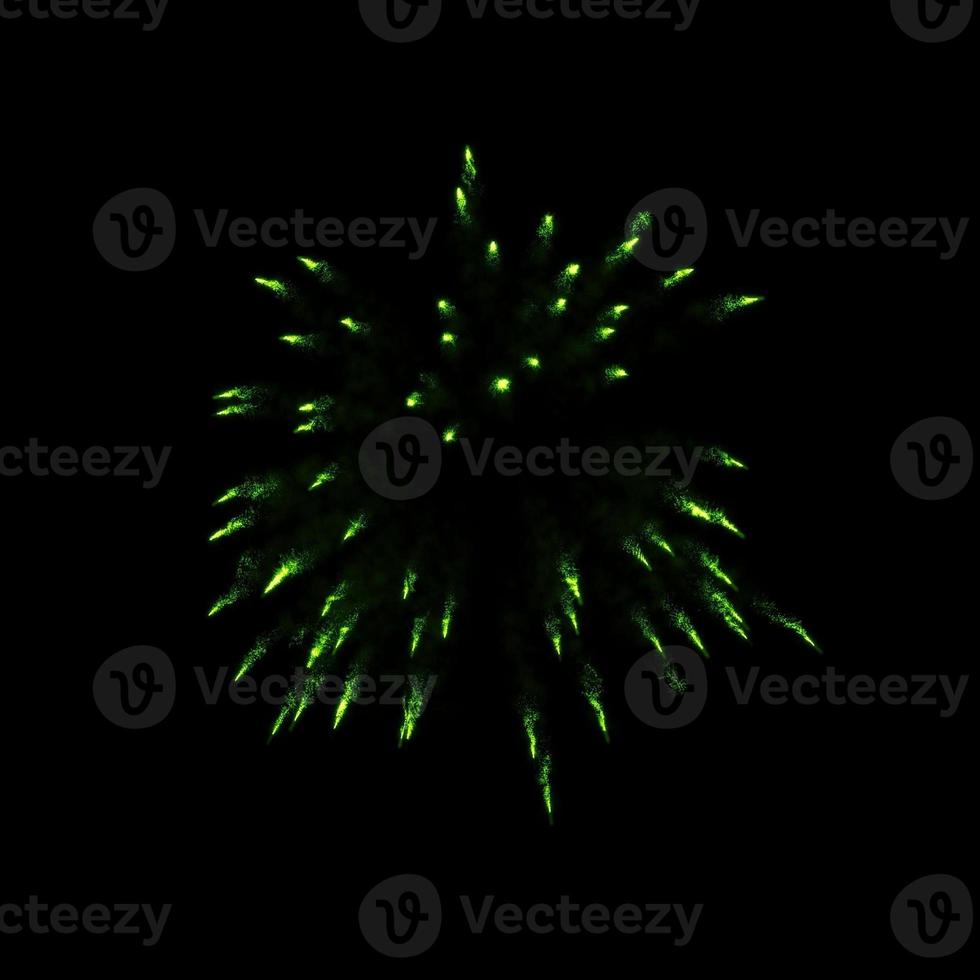 groen vuurwerk barstte in de lucht en verlicht de lucht met oogverblindende vertoningen en kleurrijke vuurwerkfestivals op zwart. foto