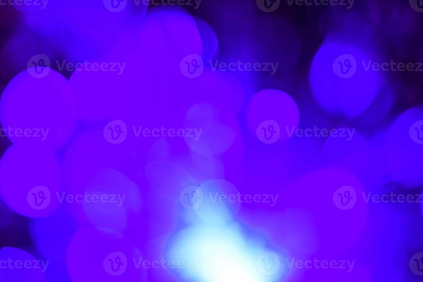 paars en blauw neonlicht abstracte neon heldere lens flare gekleurd op zwarte background.dark abstracte futuristische achtergrond en neon achtergronden foto