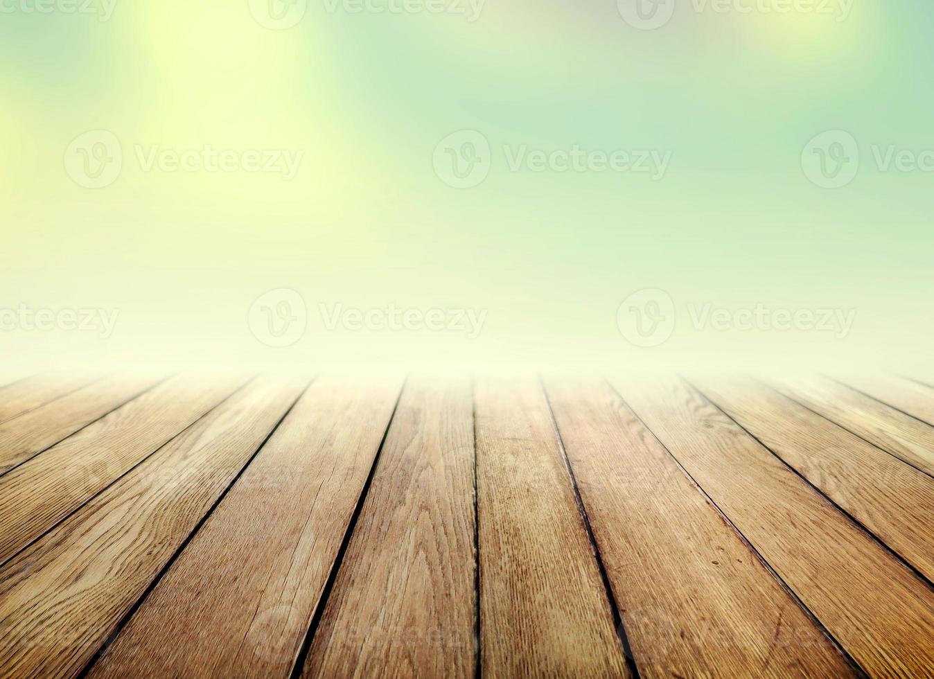 oranje houten achtergrondvloer op zwarte muur in openluchtachtergrond en houten oude plank vintage textuurachtergrond. houten wand horizontale plank naturel foto