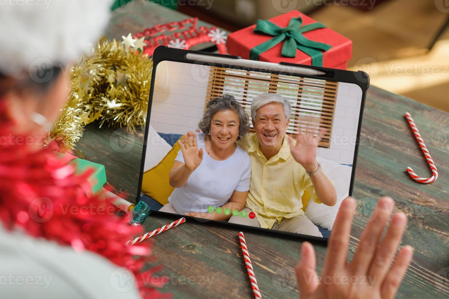 kerst en nieuwjaar videogesprek met familie met tablet samen thuis foto