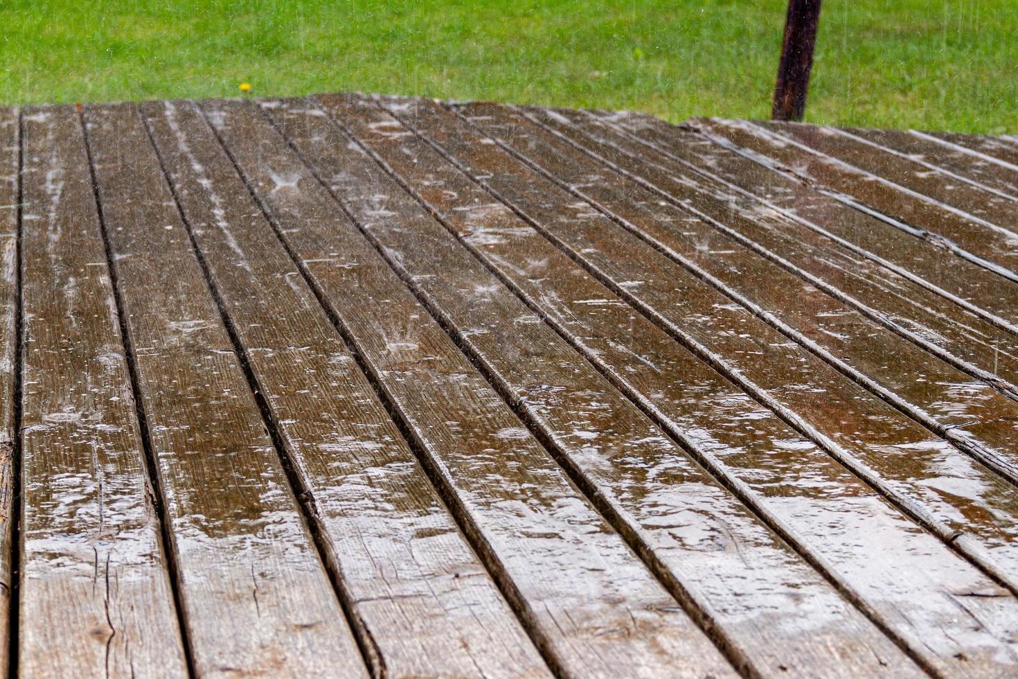 regen valt op houten terras foto