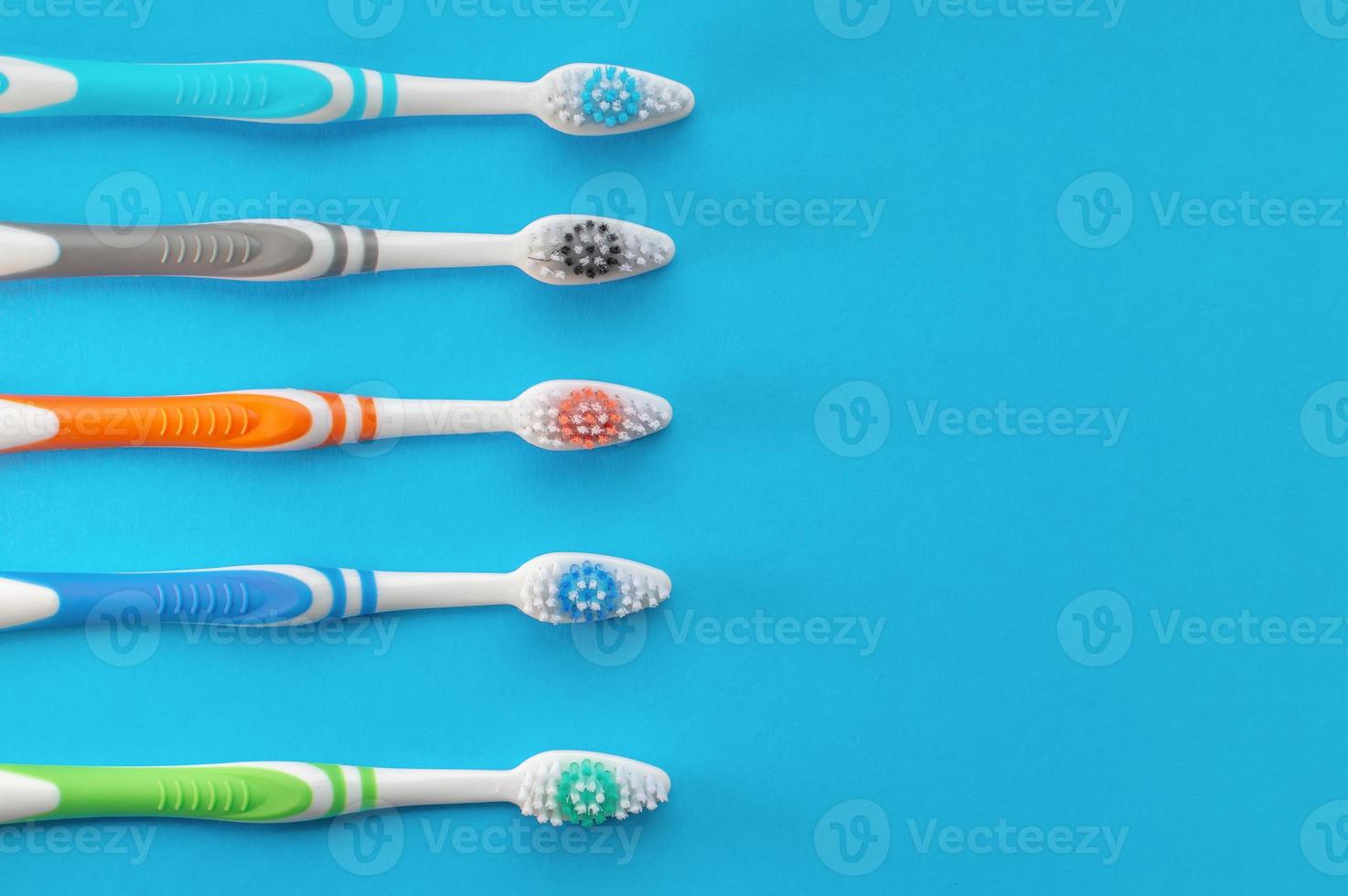 veelkleurige tandenborstels op een blauwe achtergrond. het uitzicht vanaf de top. detailopname. foto