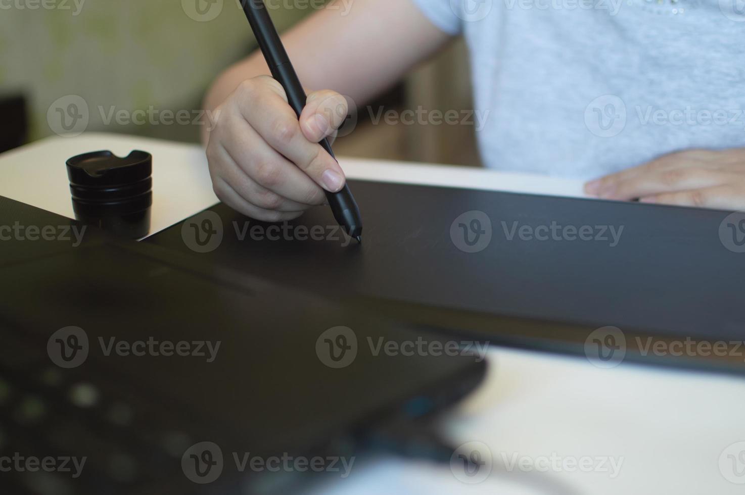kind tekent op een grafisch tablet foto