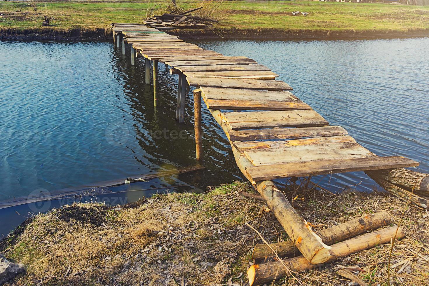 houten brug over de rivier foto