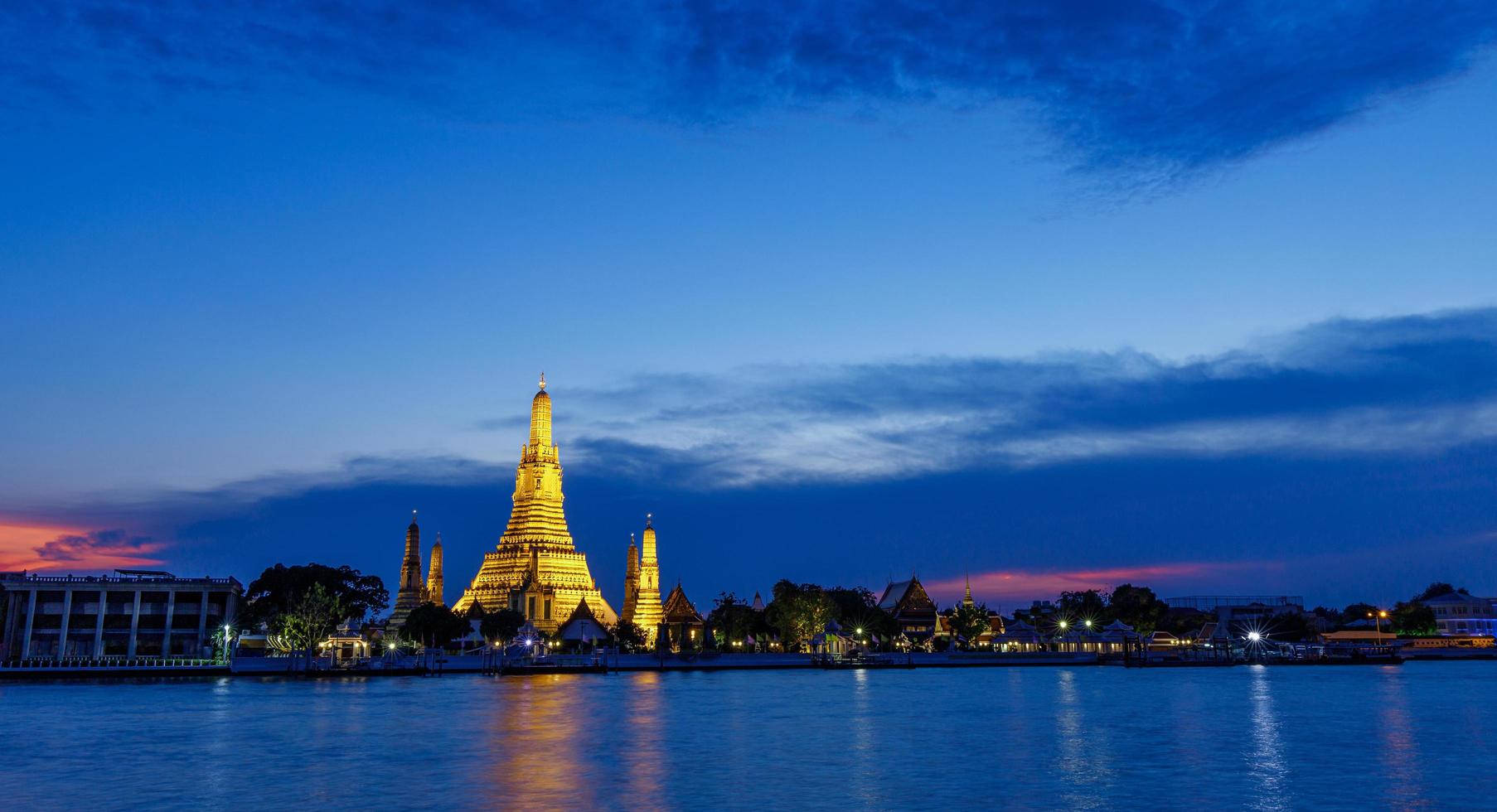 wat arun tempel van de dageraad bij schemering bangkok thailand foto