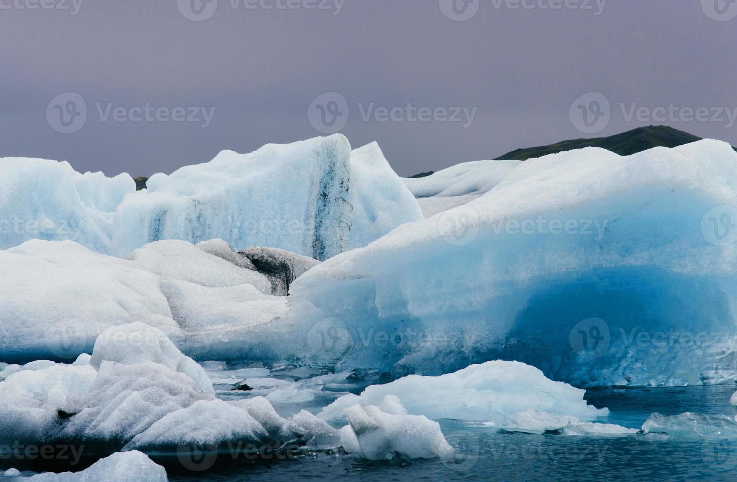 witte sneeuw bij het bouwen van prachtige zee wintersfeer met grote blauwe lucht in de heuvels van het luchtoppervlak. foto