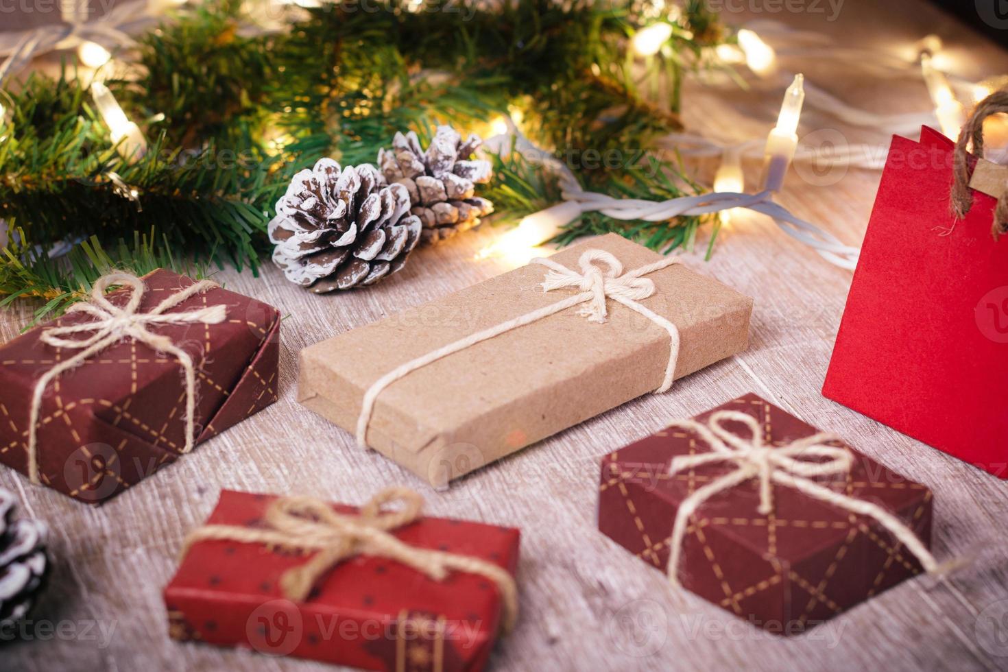 mini kerstcadeaus op houten ondergrond met warme en koude tinten foto