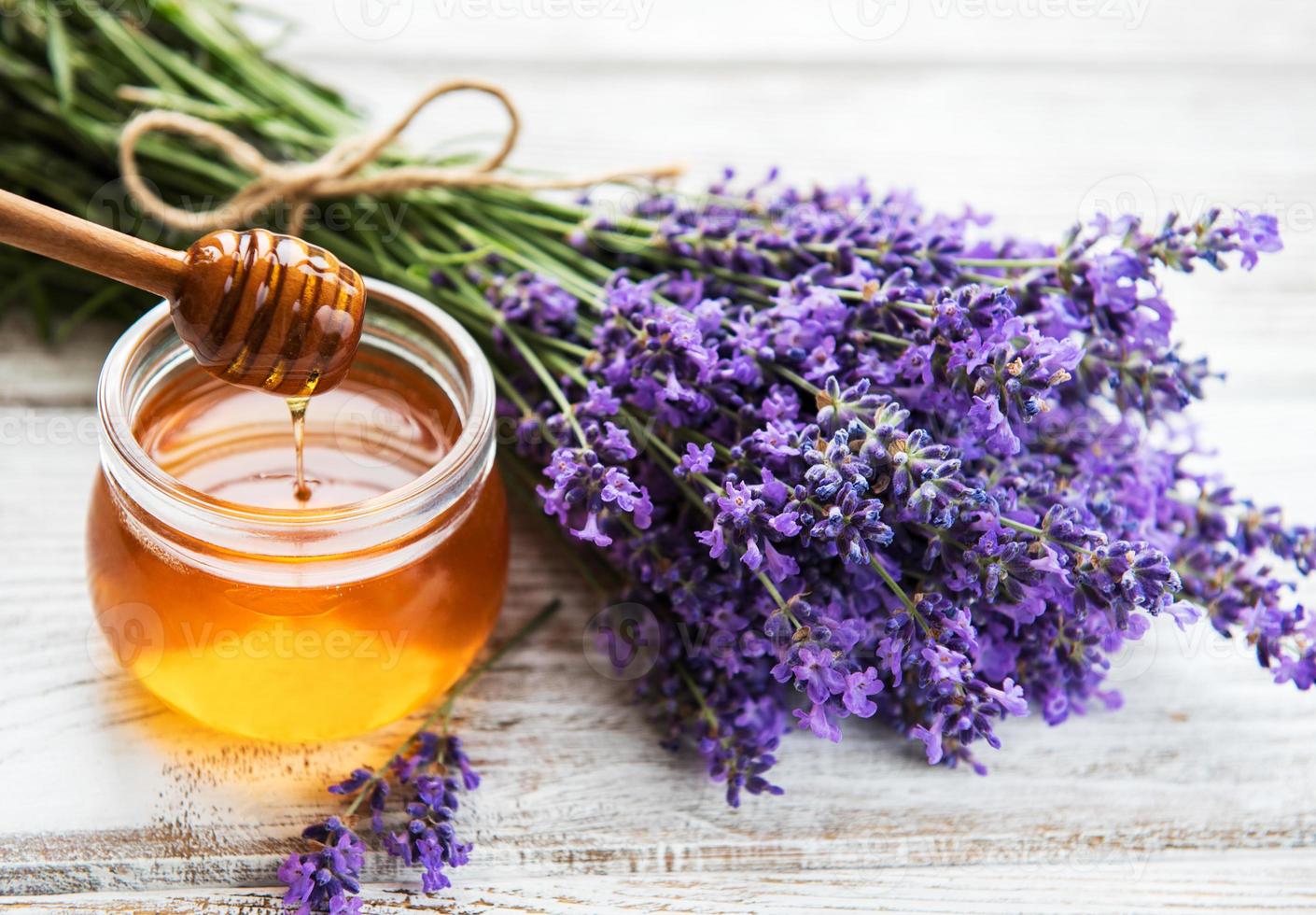 pot met honing en verse lavendel foto