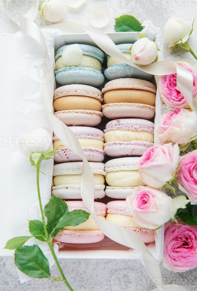 kleurrijke bitterkoekjes in een geschenkdoos en rozen foto