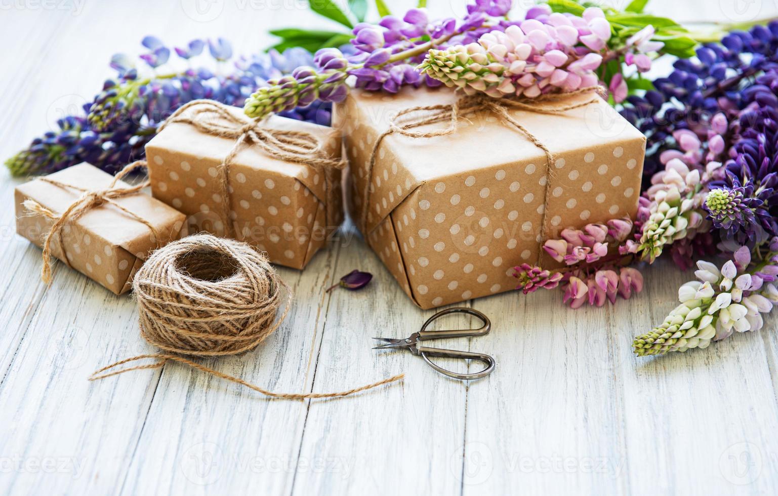 lupine bloemen en geschenkdozen foto