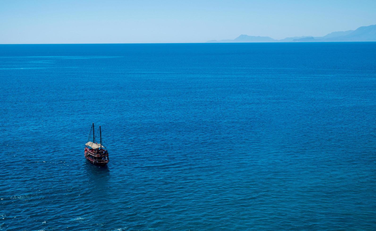 veerboot op zee achtergrond blauw oceaanwater in rust en boottochten reizen foto