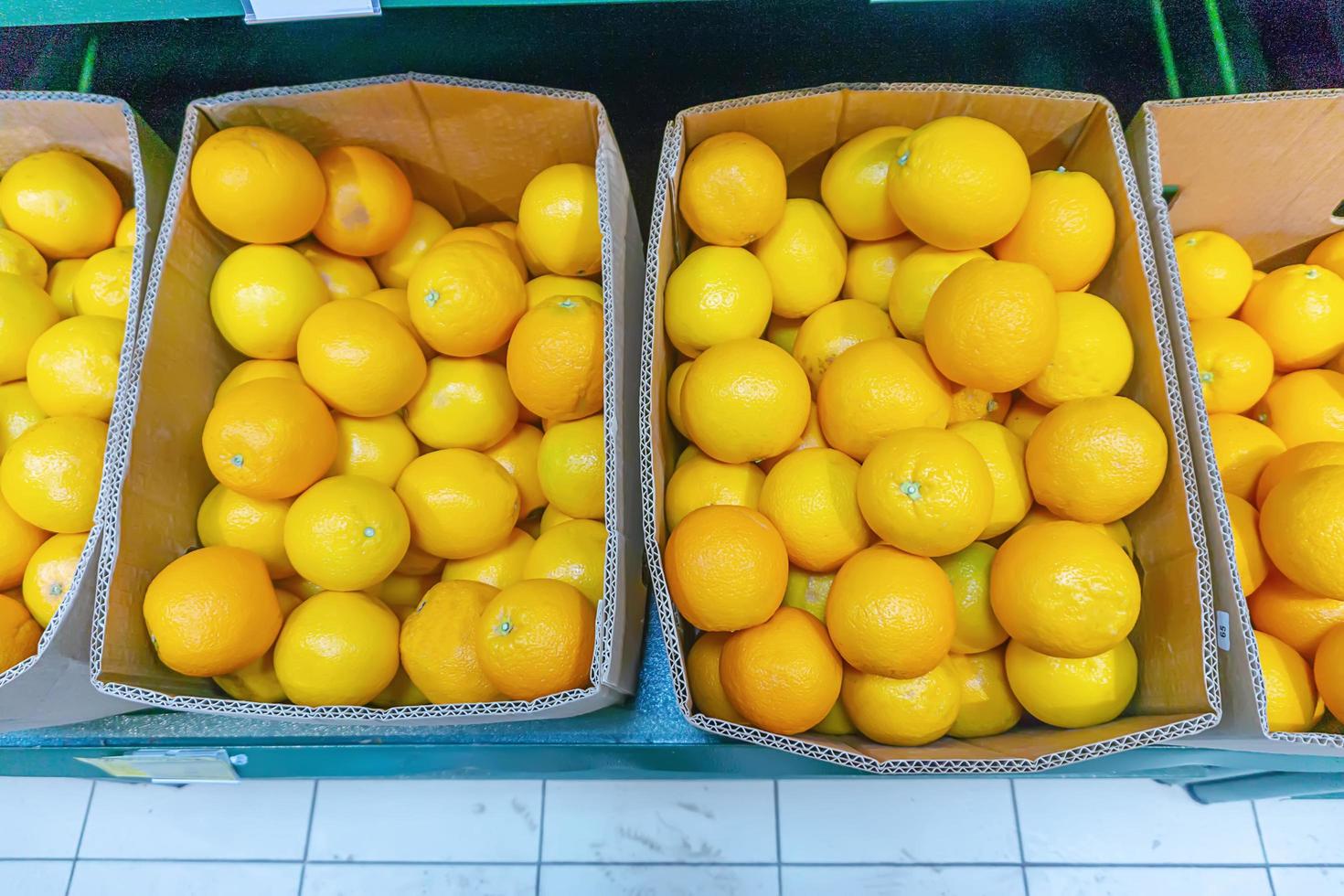 gele sinaasappelen op de markt, in de winkel foto