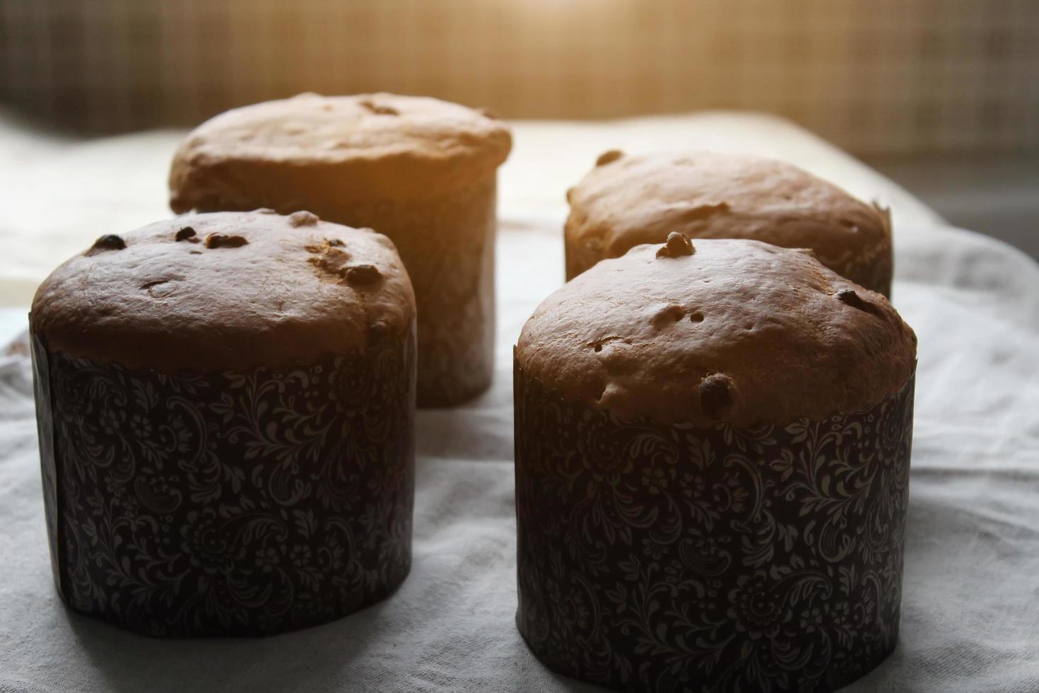 rozijnen muffins op tafel. zelfgemaakte taart. concept van huiswerk tijdens de quarantaineperiode. foto