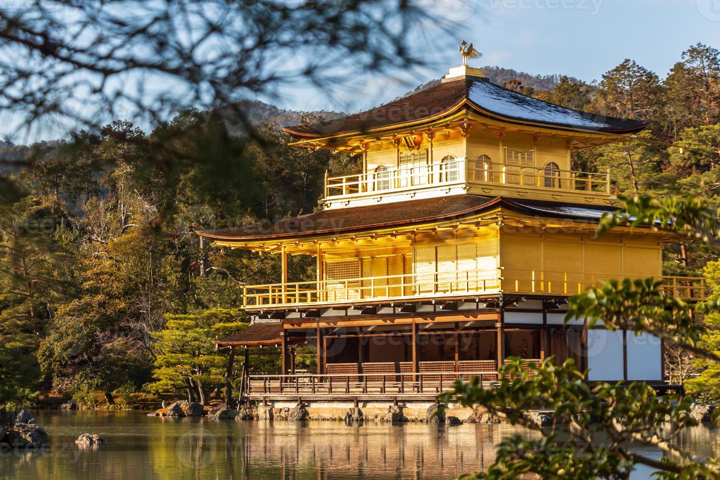 kinkakuji-tempel rokuon-ji-tempel. gouden paviljoen in kyoto, japan. telefotoweergave foto