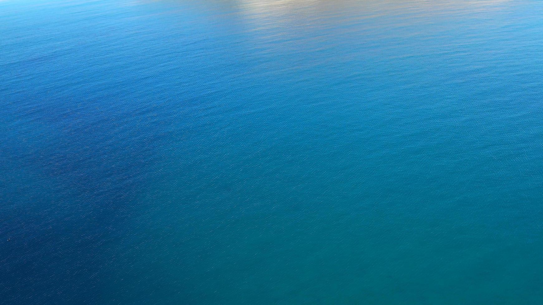 natuurlijke achtergrond met uitzicht op het wateroppervlak van de zee foto