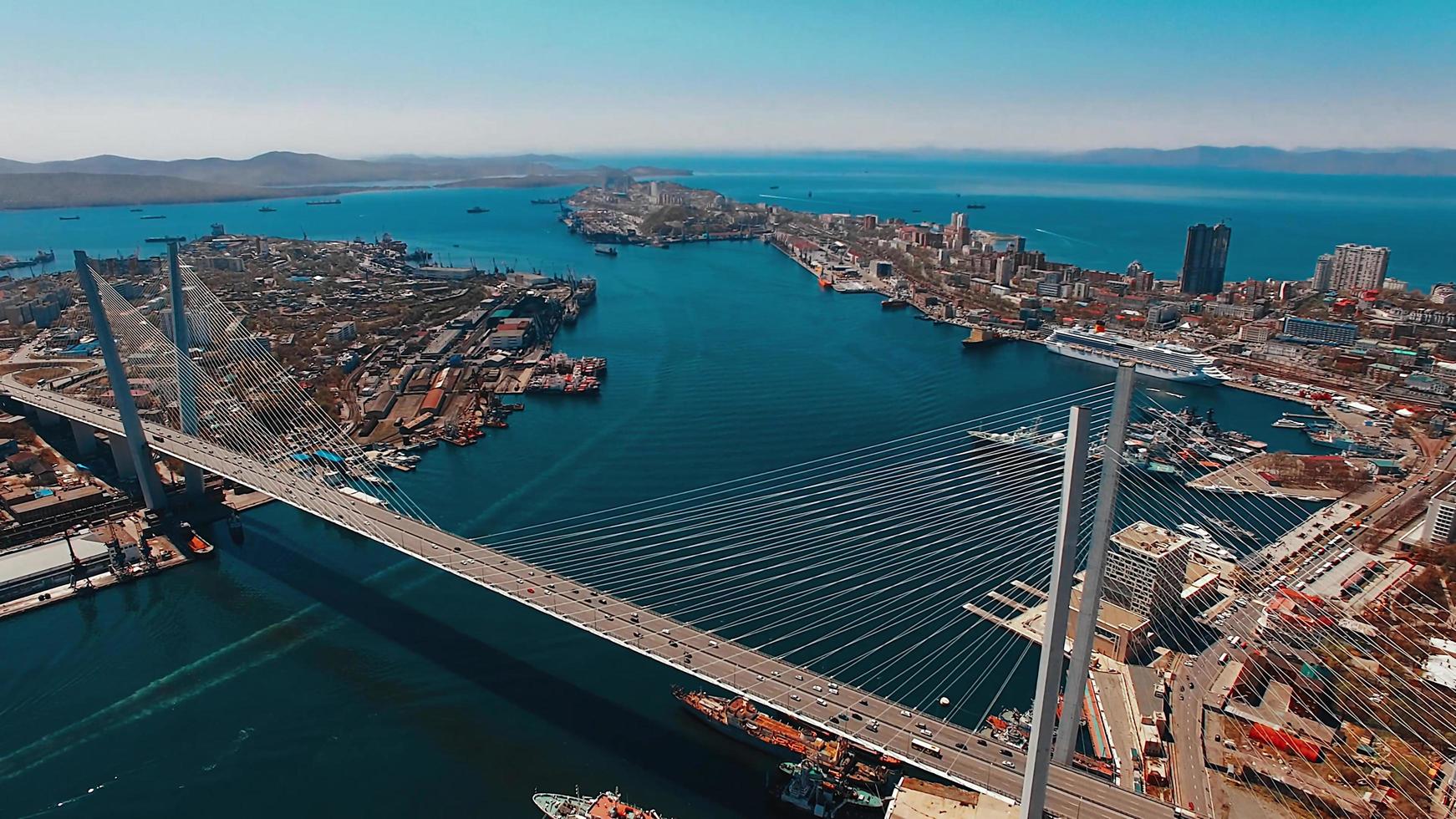 luchtfoto van de gouden brug. vladivostok, rusland foto