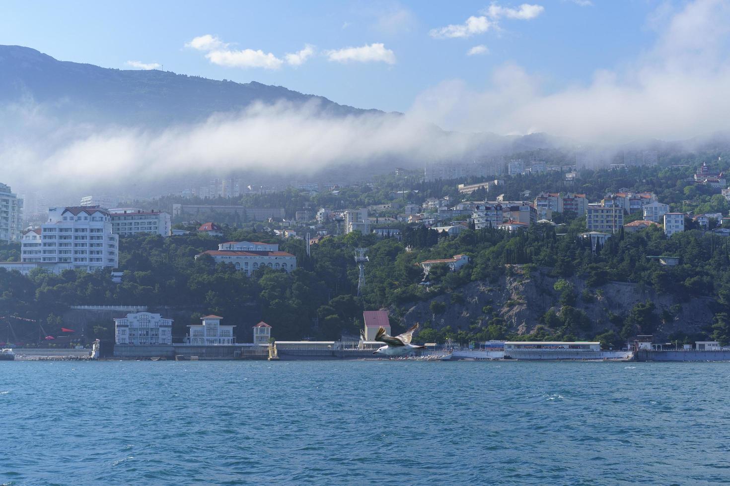 zeegezicht met uitzicht op de kustlijn van yalta, krim foto