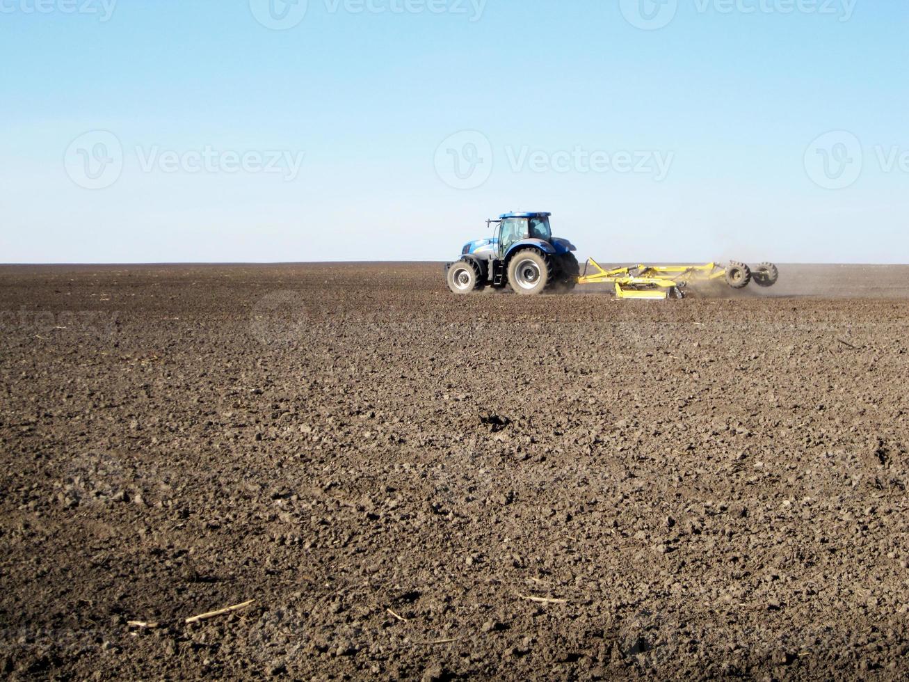 geploegd veld door tractor in bruine grond op open platteland natuur foto