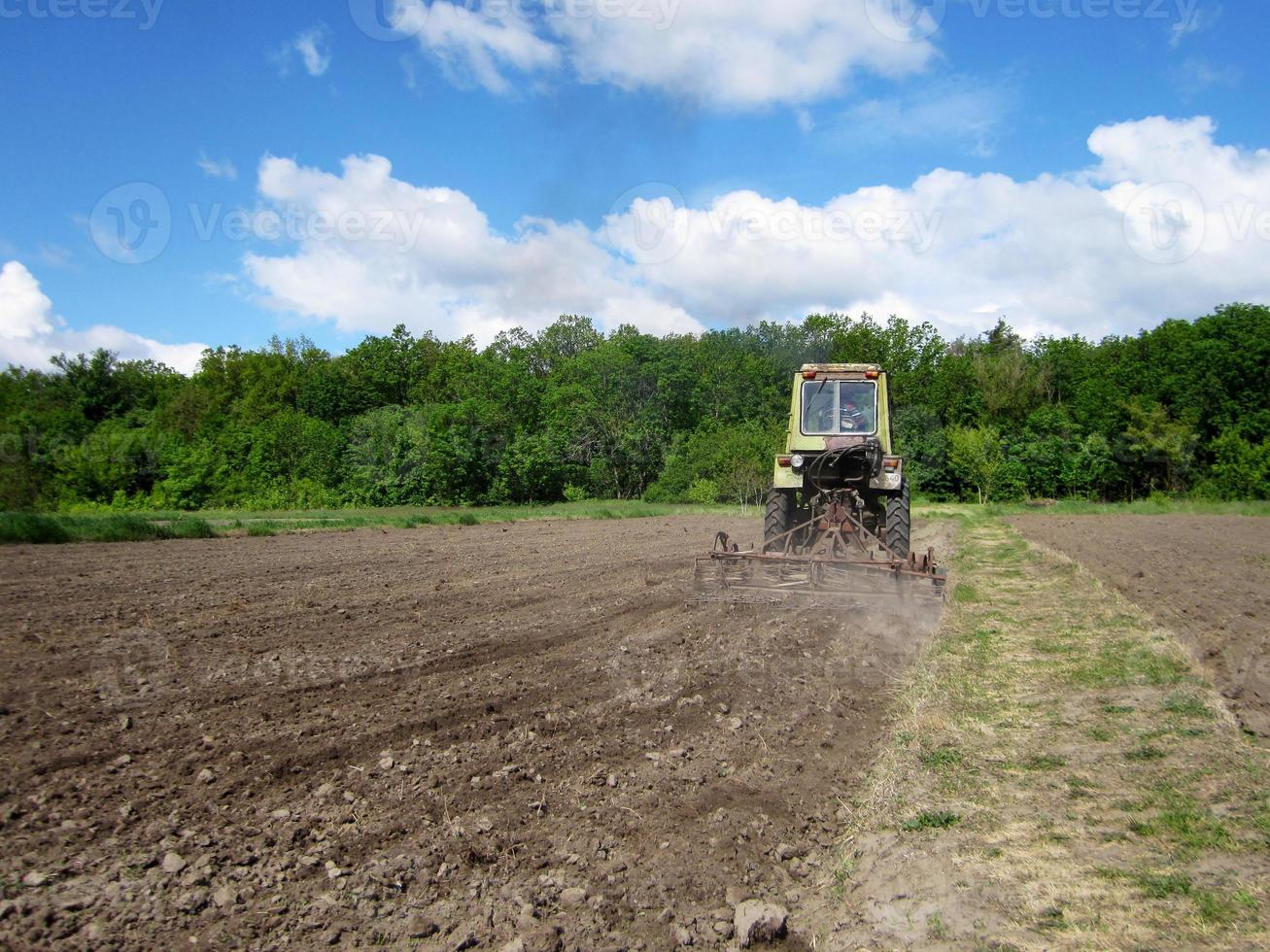 geploegd veld door tractor in bruine grond op open platteland natuur foto