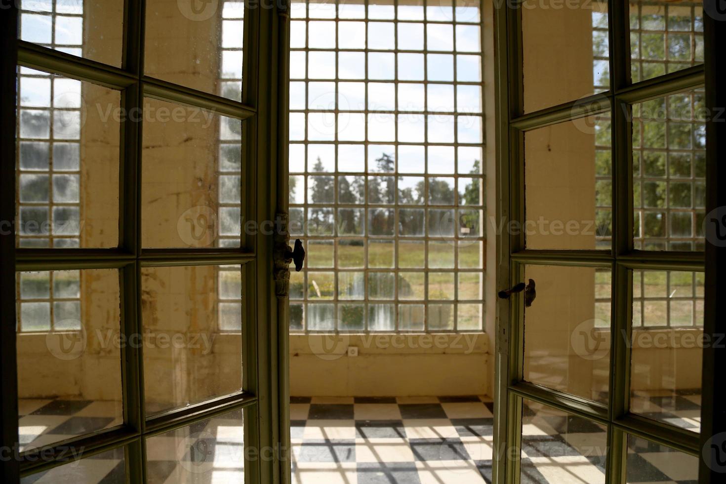 mooi houten frame raam in oud gebouw zonder mensen foto