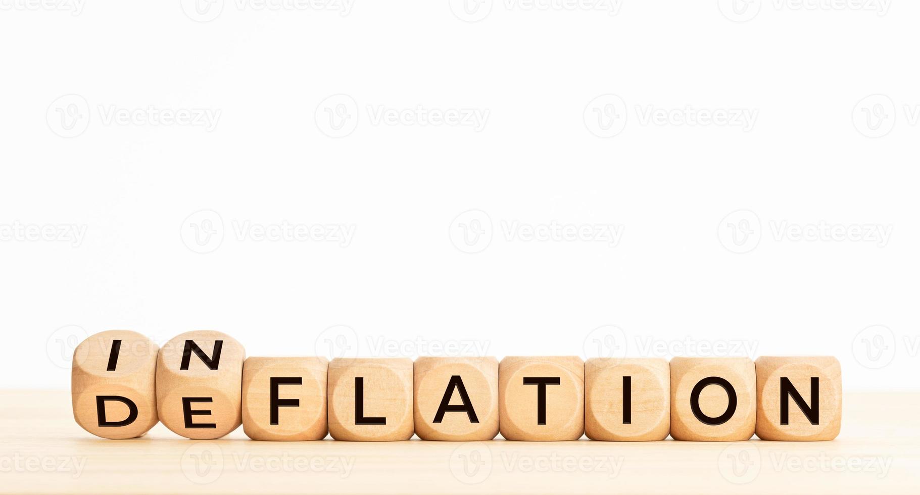inflatie of deflatie woord in houten blokken op tafel. kopieer ruimte foto