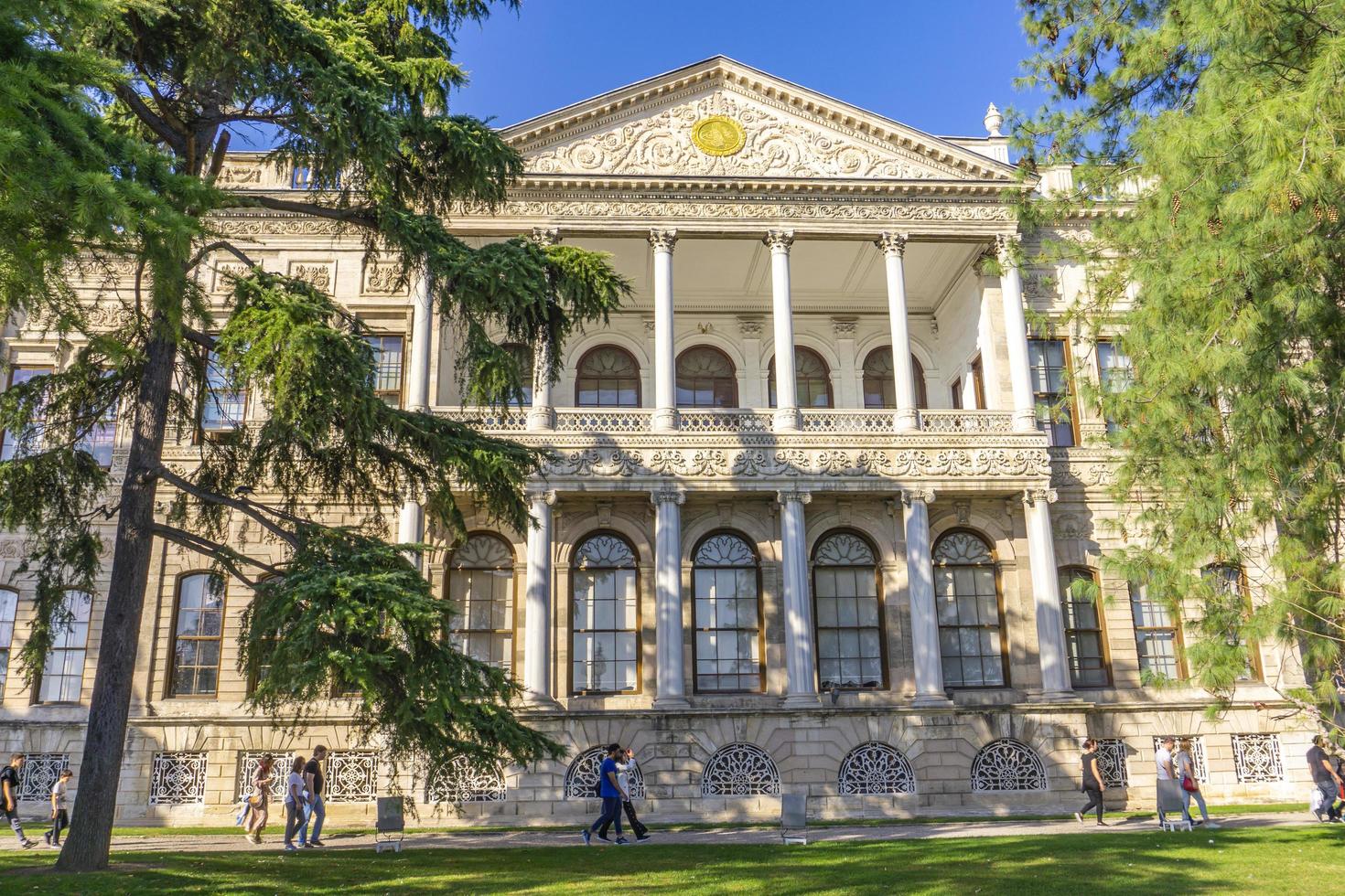 istanbul, turkije, 2019 - dolmabahce-paleis in istanbul, turkije. paleis werd gebouwd in 1856 en diende tot 1922 als het belangrijkste administratieve centrum van het Ottomaanse rijk foto