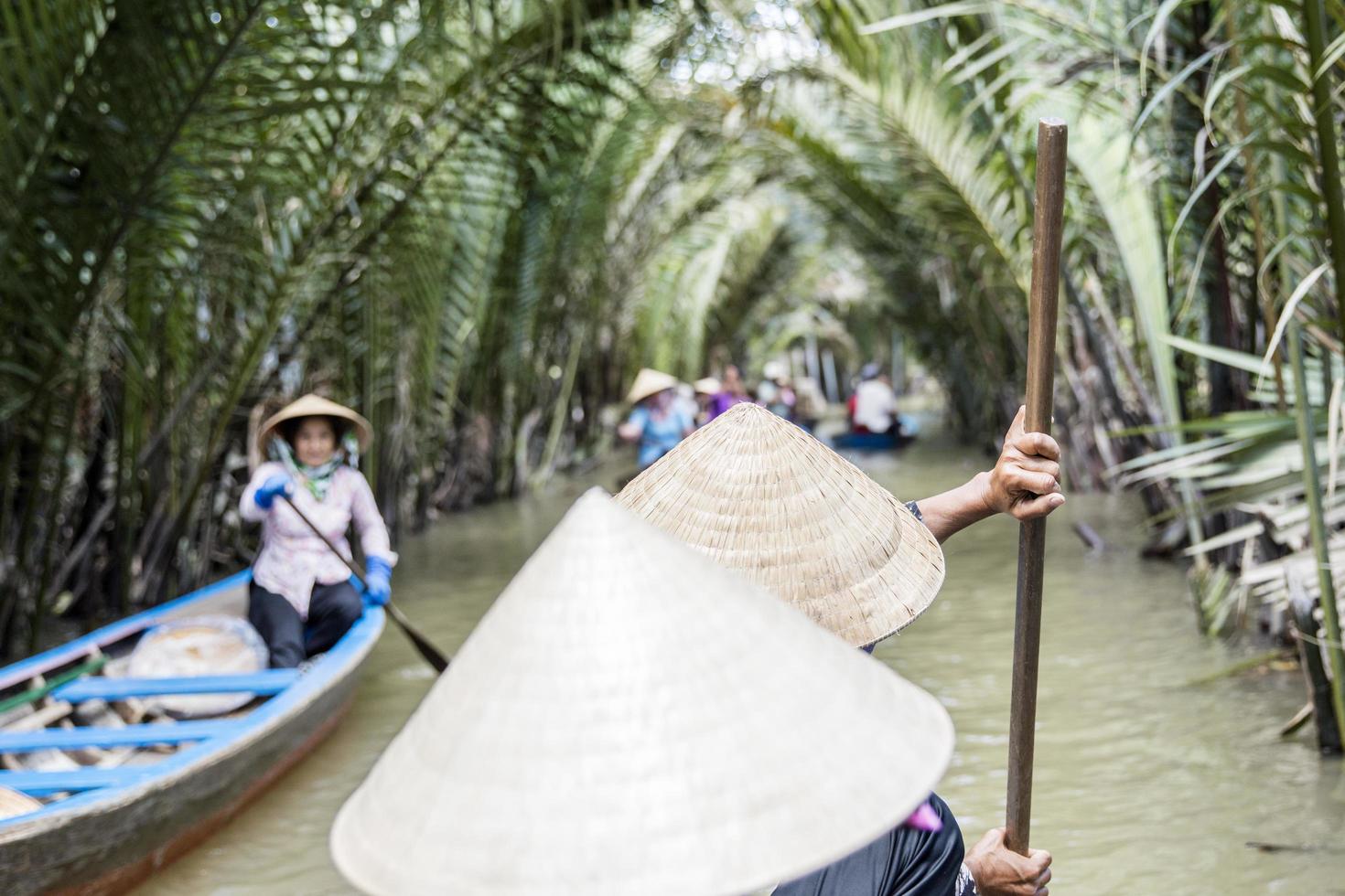 mekong delta, vietnam, 2017 - niet-geïdentificeerde mensen in de boot bij mekong delta in vietnam. boten zijn het belangrijkste vervoermiddel in de mekongdelta. foto