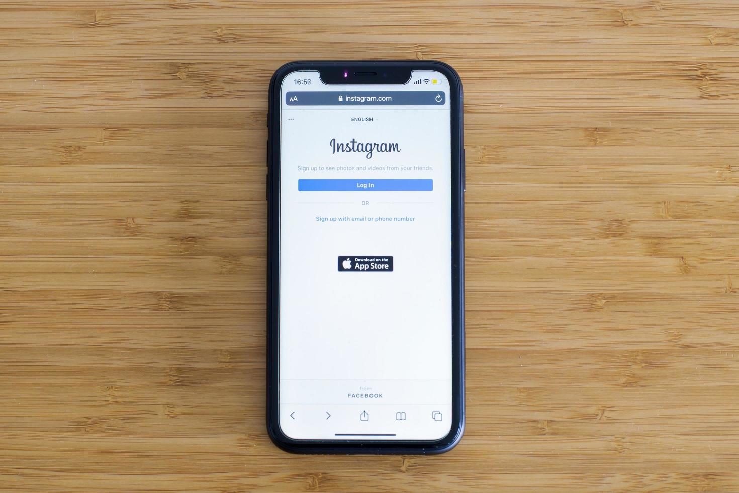 belgrado, servië, 2020 - mobiele telefoon met sociale netwerkservice instagram. instagram is een Amerikaanse sociale netwerkdienst voor het delen van foto's en video's. foto