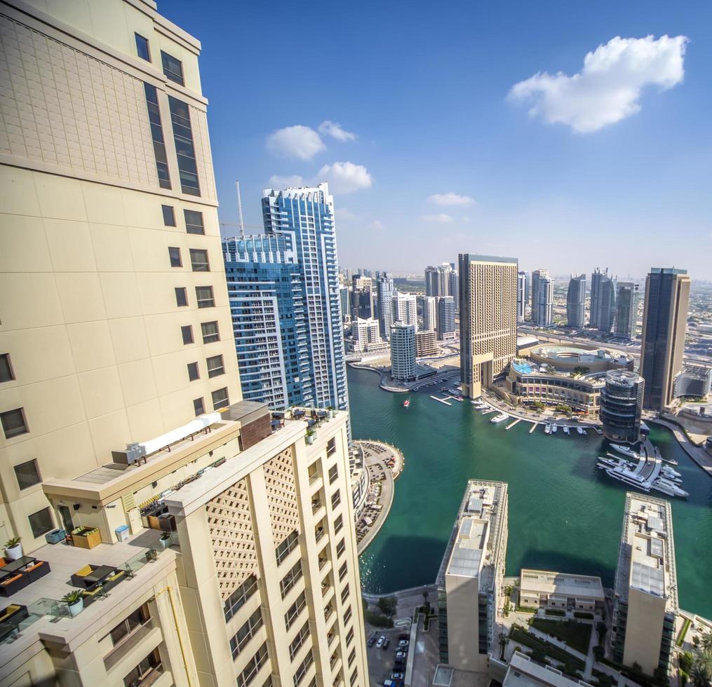 dubai, vae, 2014 - uitzicht op moderne wolkenkrabbers in dubai marina in dubai, vae. wanneer de hele ontwikkeling voltooid is, zal het plaats bieden aan meer dan 120.000 mensen. foto