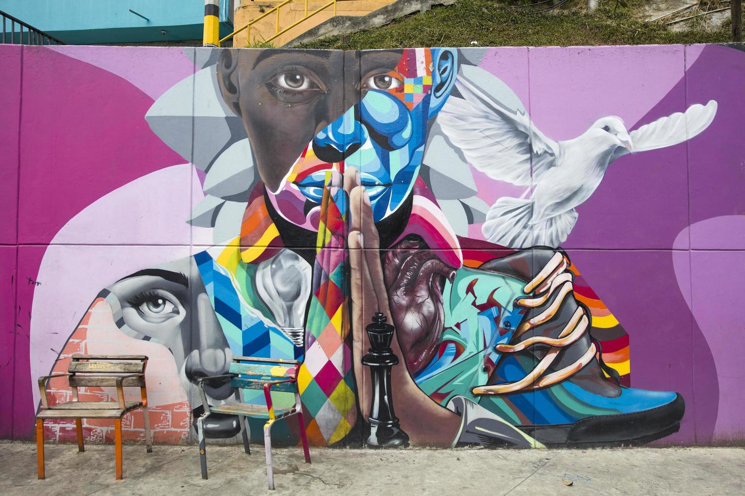 medellin, colombia, 2019 - straatkunst van comuna 13 in medellin, colombia. ooit bekend als de gevaarlijkste barrio van Colombia, is de graffiti-tour tegenwoordig een van de meest populaire toeristische attracties in Medellin. foto