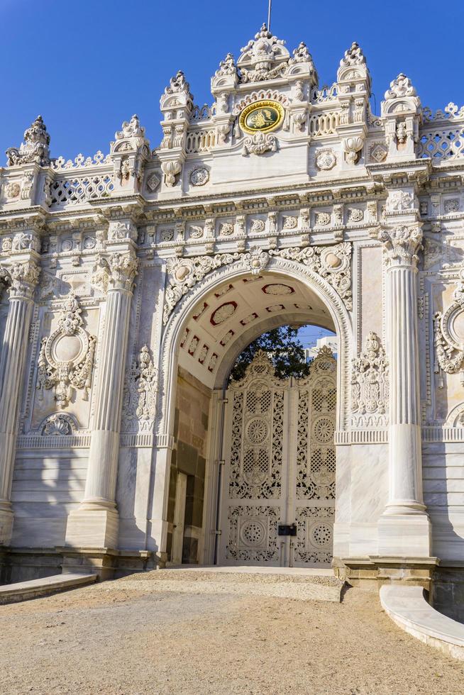 istanbul, turkije, 2019 - dolmabahce-paleis in istanbul, turkije. paleis werd gebouwd in 1856 en diende tot 1922 als het belangrijkste administratieve centrum van het Ottomaanse rijk foto