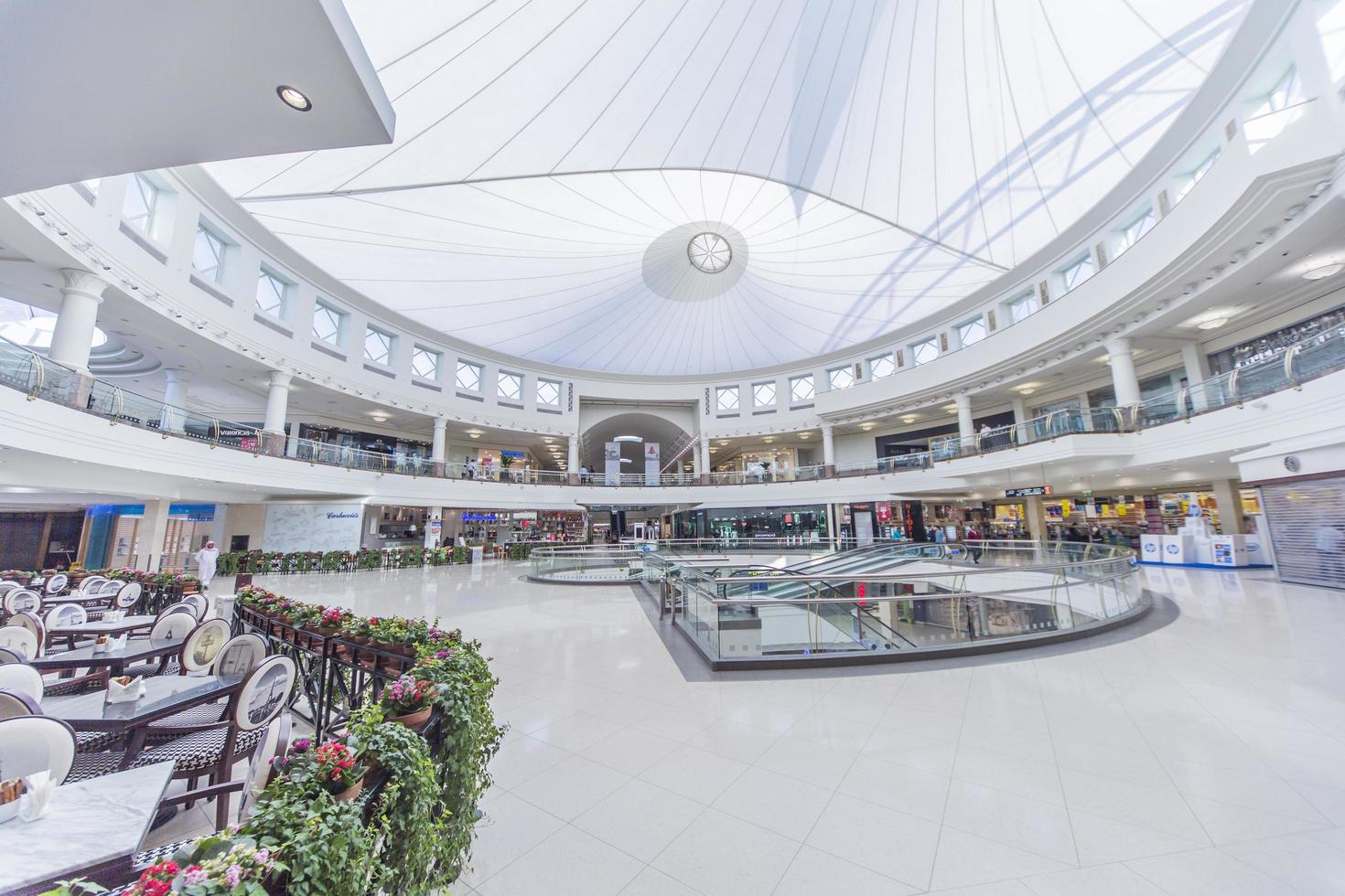 dubai, vae, 2014 - interieur van het stadscentrum van deira in dubai. het is een winkelcentrum met 3 verdiepingen, geopend op 27 augustus 1995. foto