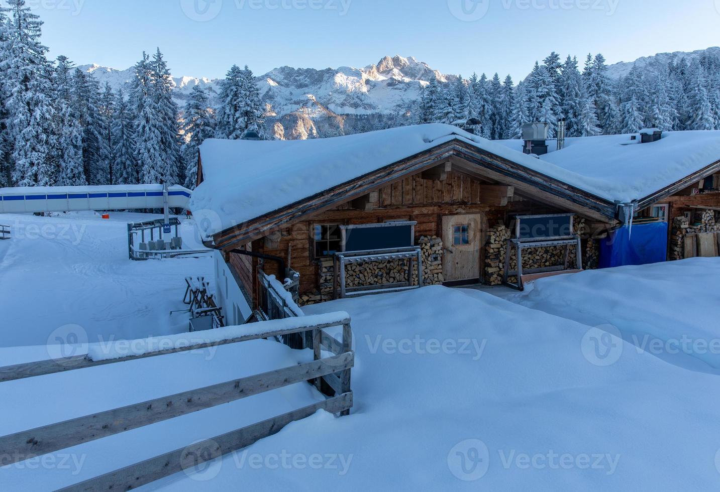 besneeuwd houten huisje in de beierse alpen foto