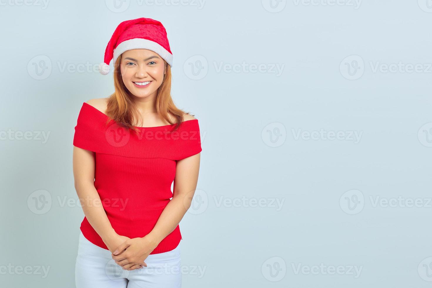 mooie aziatische vrouw die kerstkleding draagt en glimlacht terwijl ze naar de camera kijkt. kerst concept foto