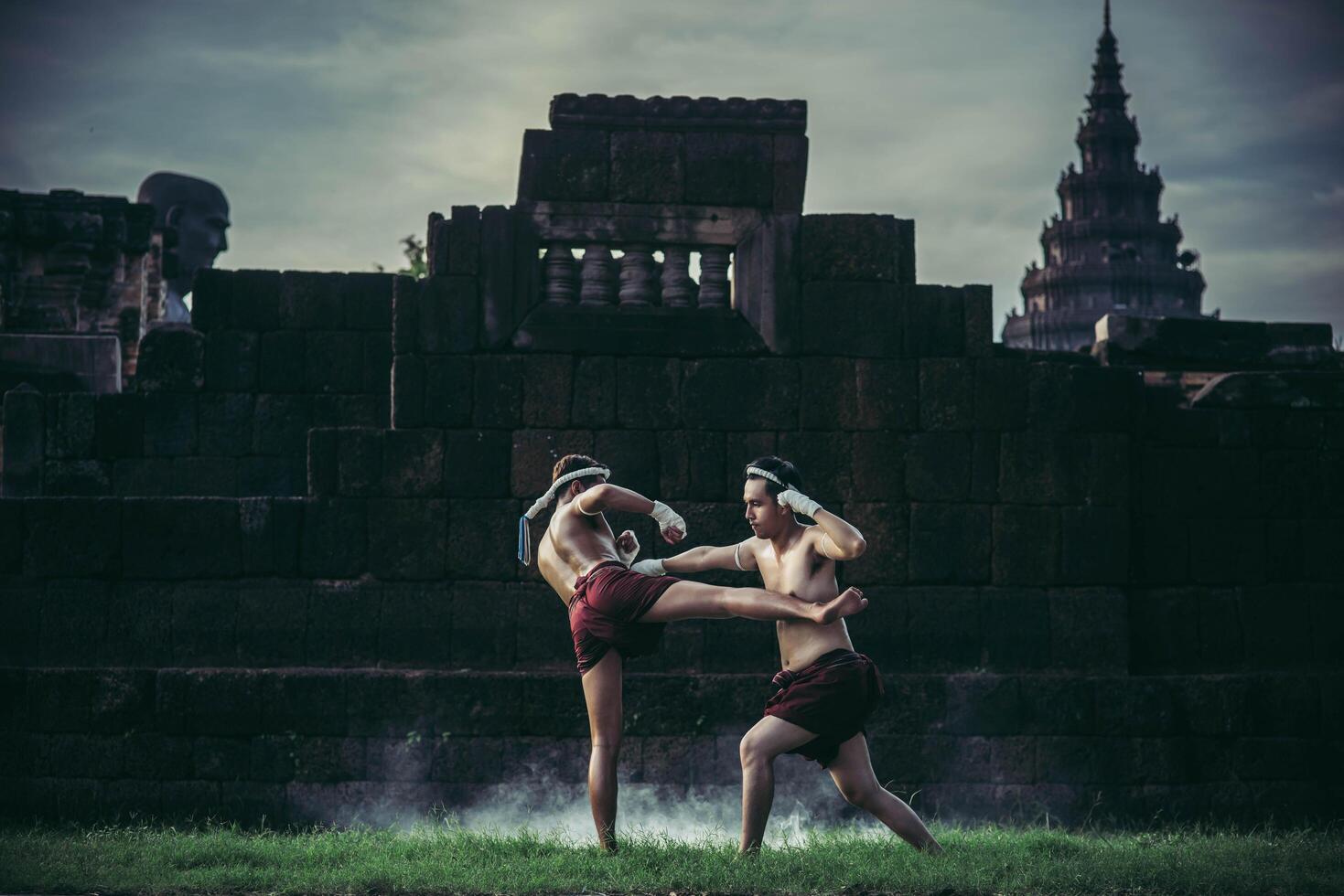 twee boksers vechten met de vechtsporten van muay thai. foto