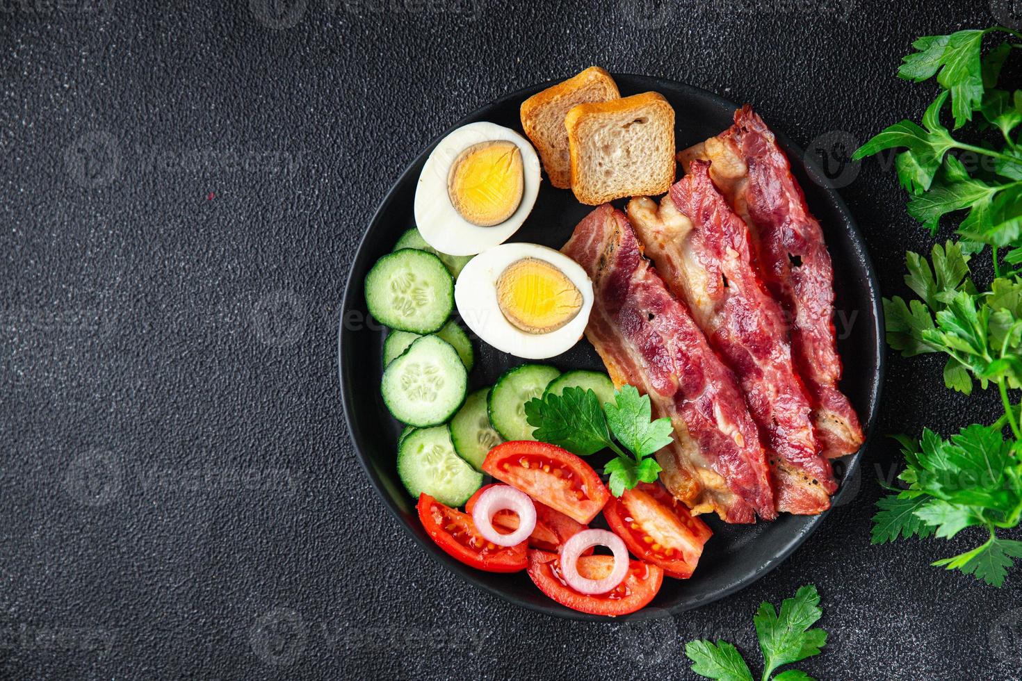 engels ontbijt spek, ei, tomaat, komkommer, toastbrood foto