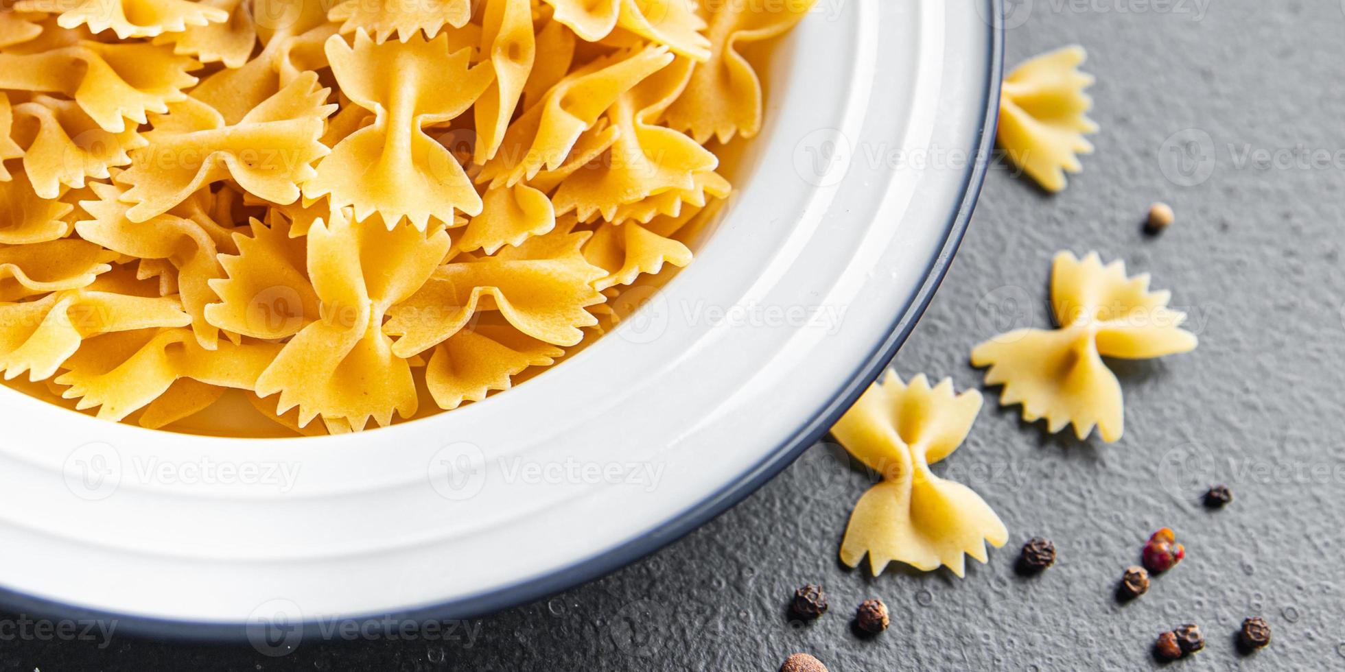 farfalle pasta rauwe strikken durumtarwe gezonde maaltijd foto