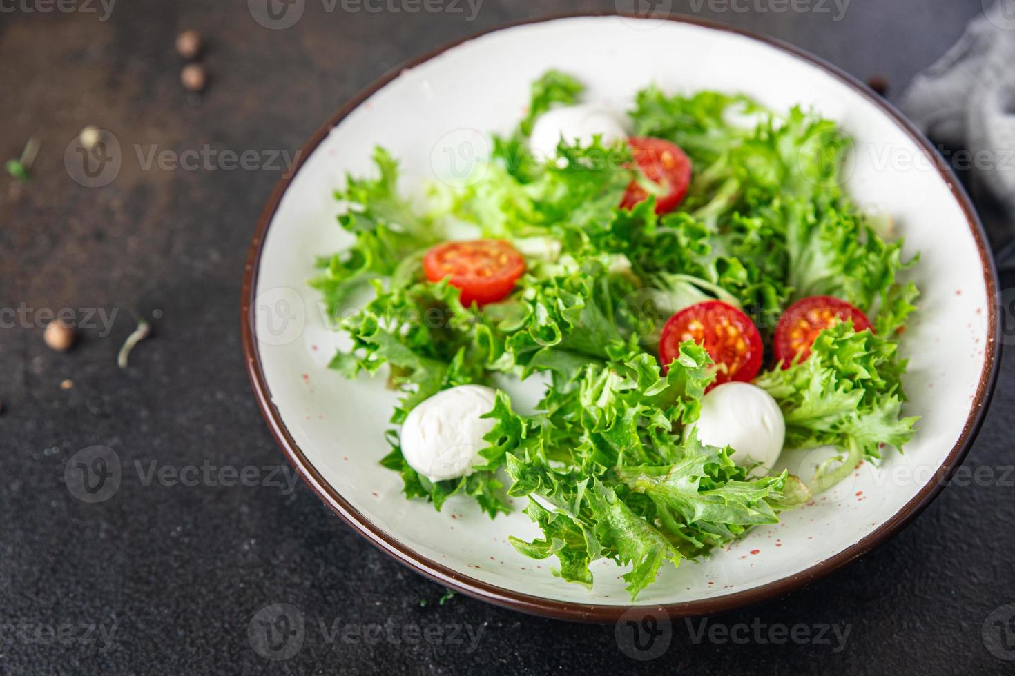salade mozzarella, tomaat, sla, rucola gezonde maaltijd veganistisch of vegetarisch eten foto