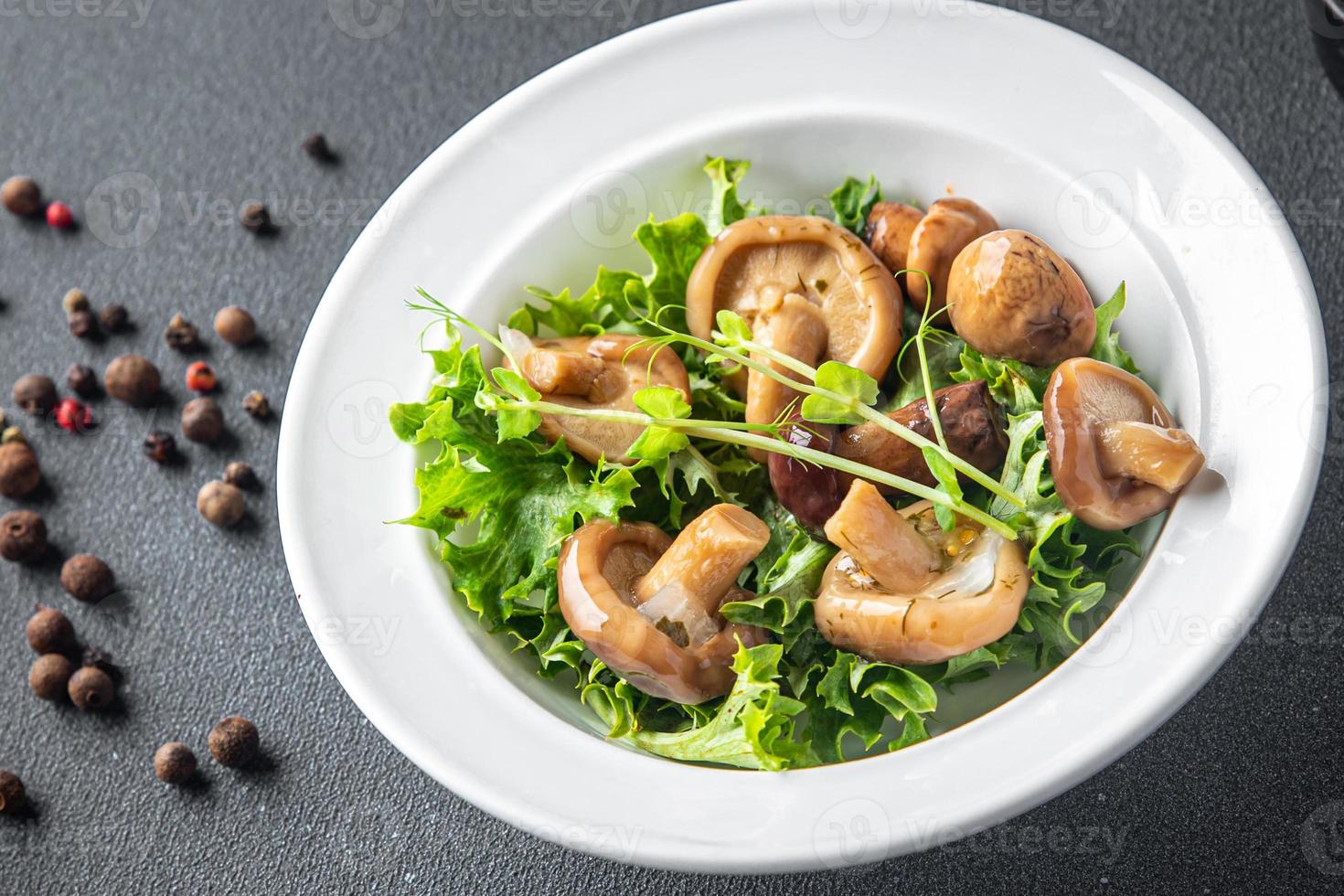 champignonsalade mix ingemaakte champignons gezonde maaltijd eten foto