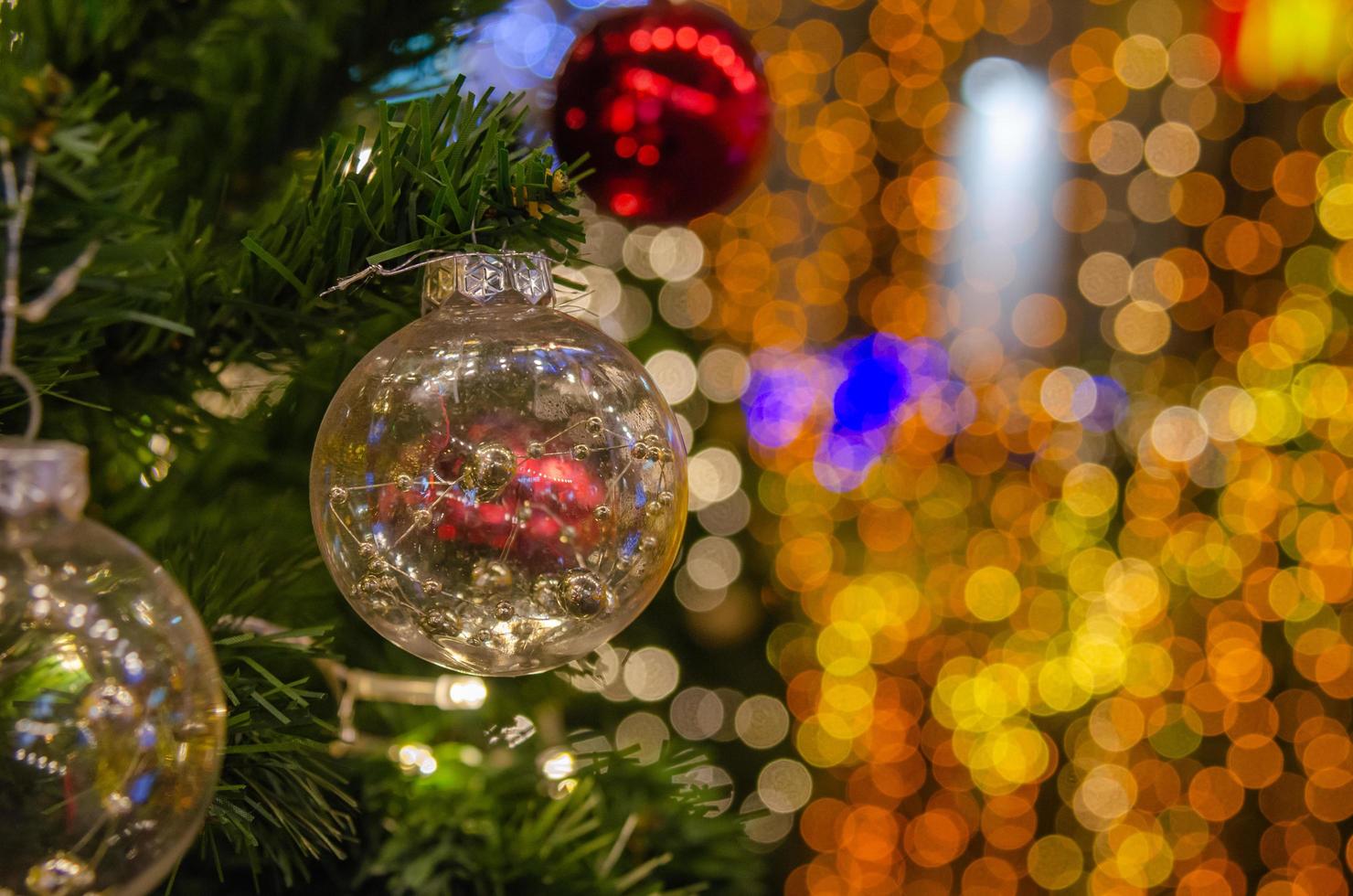 ballen versierd met kerstboomversieringen. nieuwjaar en kerstfeesten. kopieer ruimte achtergrond. foto