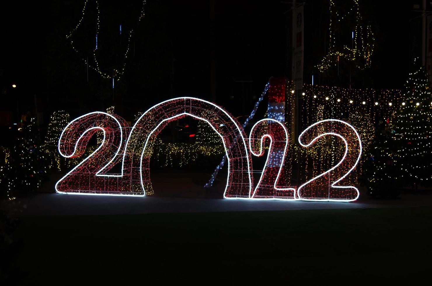 gelukkig nieuwjaar 2022 feestelijke lichten. kopieer ruimte achtergrond. foto