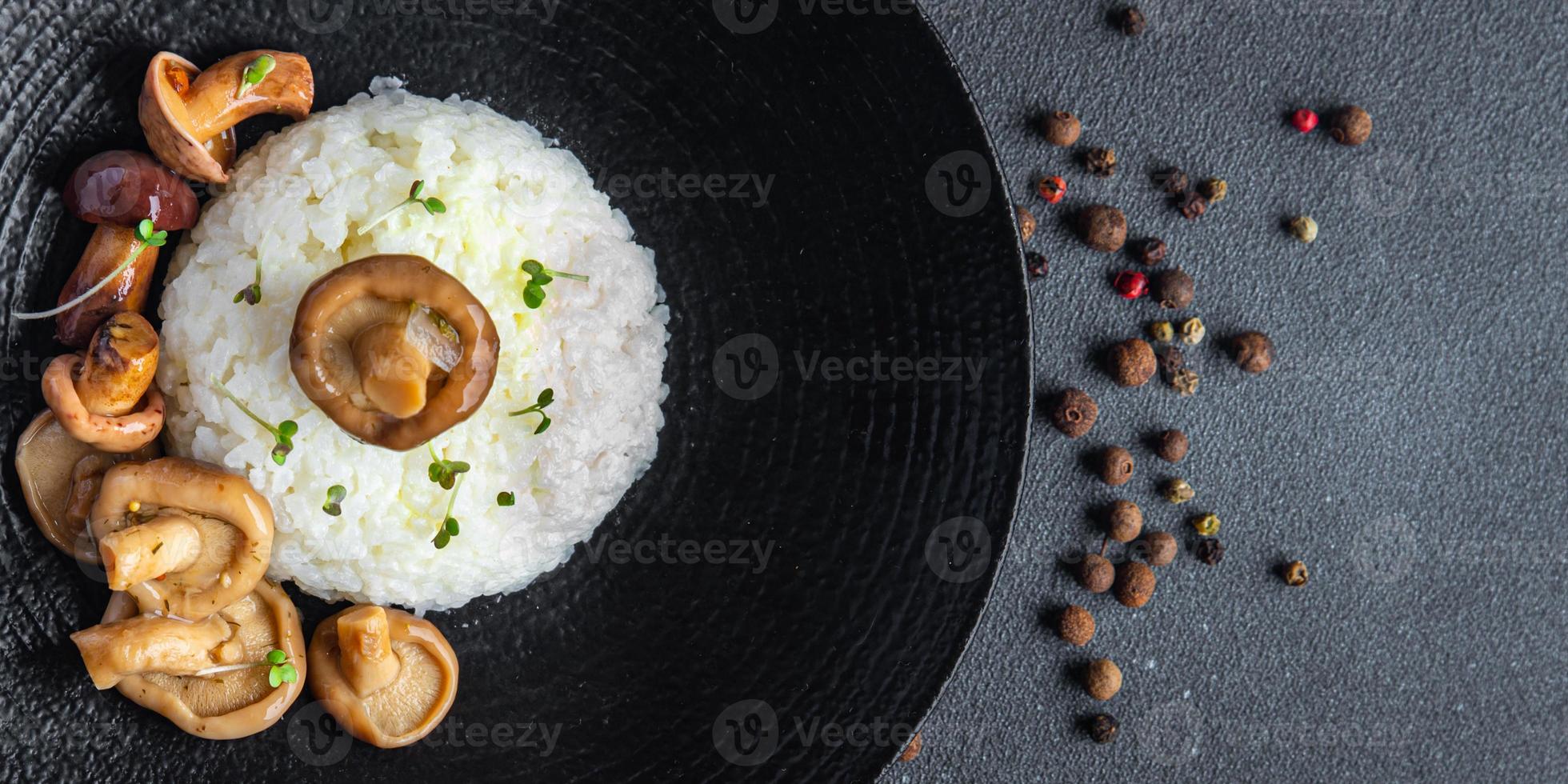 rijst champignons risotto gezonde maaltijd veganistisch of vegetarisch eten geen vlees foto