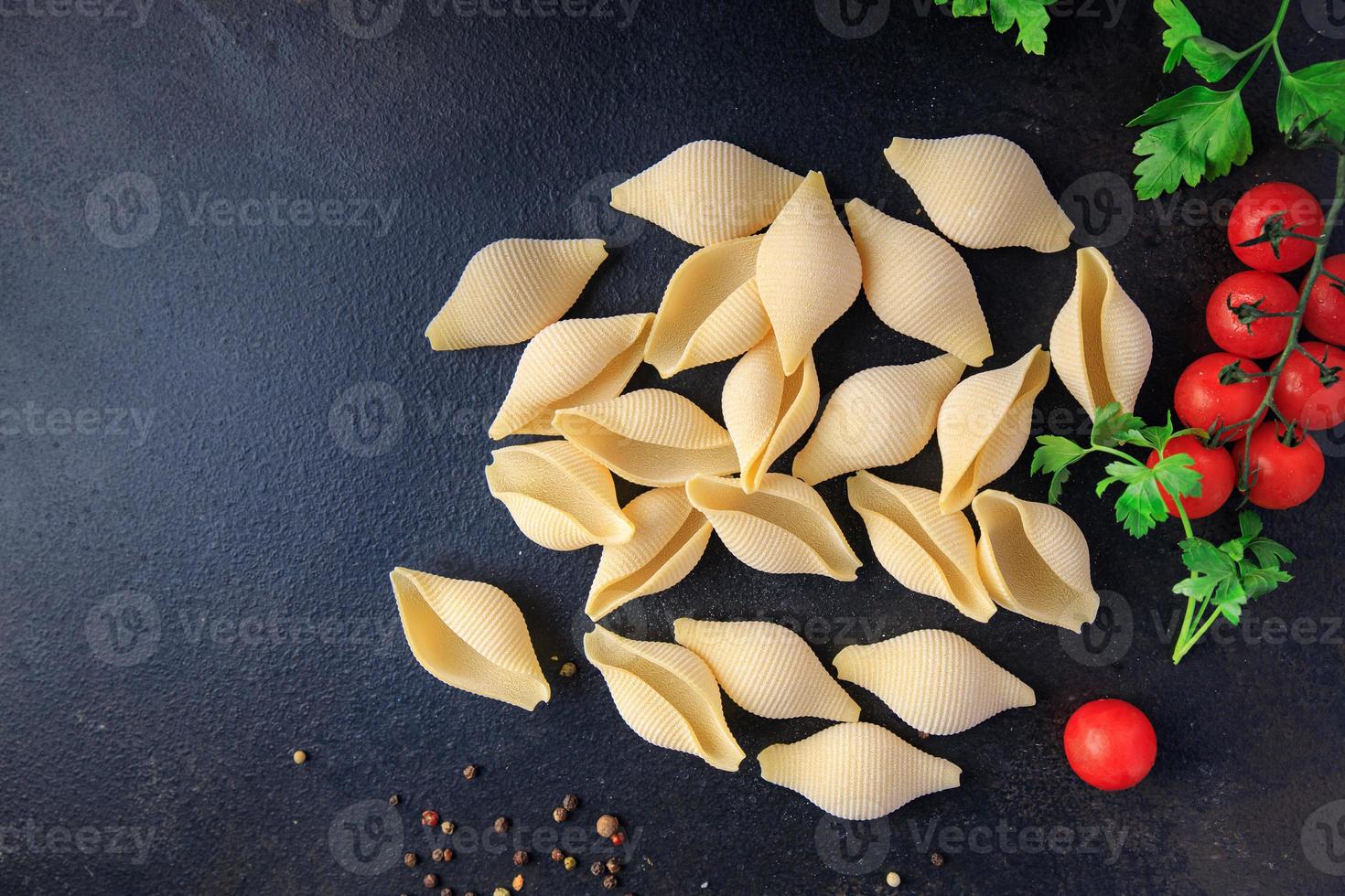 conchiglie pasta rauwe grote schaal durumtarwe griesmeel meel foto