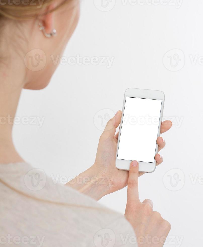 portret van een vrouw die typt op een mobiele telefoon geïsoleerd op een witte background.blank scherm om het op je eigen webpagina of bericht te plaatsen foto