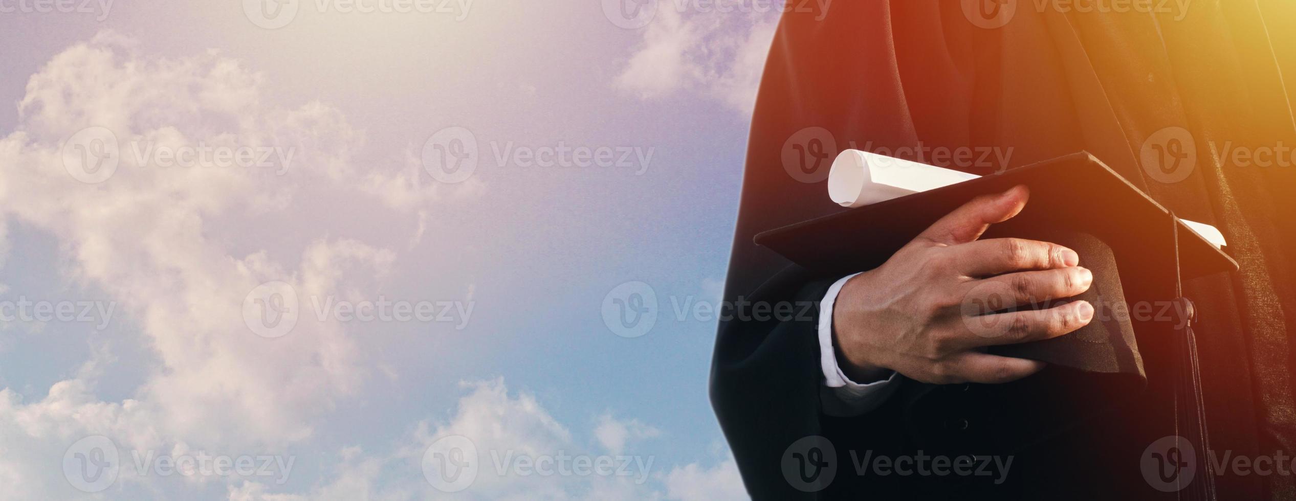 mannelijke afstuderen student met een hoed in de hand tijdens het begin van het succes afgestudeerden van de universiteit zijn blij om af te studeren van de cursus. gefeliciteerd met het onderwijsconcept diploma-uitreiking foto