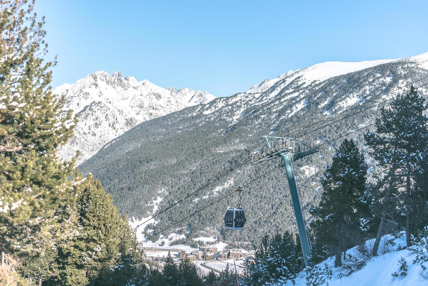 grandvalira, andorra, 2021 - gondellift bij skistation in el tarter foto