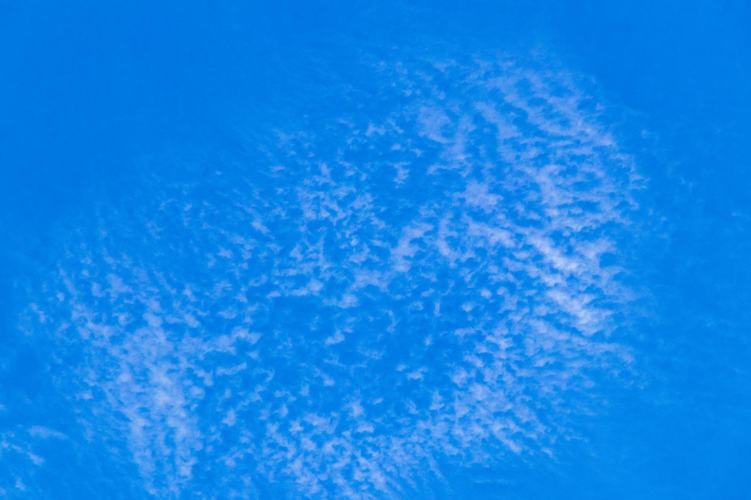 blauwe lucht met chemische wolken chemische lucht chemtrails zonnige dag. foto