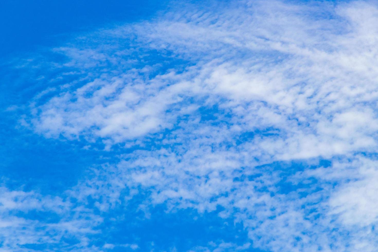 blauwe lucht met chemische wolken chemische lucht chemtrails zonnige dag. foto